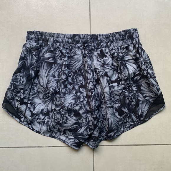 LULULEMON Hotty Hot Shorts Night Garden Ice Grey Black Gray Floral 8 - Picture 3 of 8